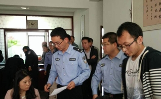 Cristãos são detidos em delegacia, na China. (Foto: Voz dos Mártires)