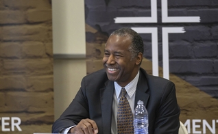 Secretário Dr. Ben. Carson visita prestadores de serviços para moradores de rua, em Detroit, Michigan, em agosto de 2020. (Matthew Koenig / Kalamazoo Gospel Ministries)