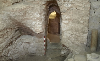 A entrada da casa foi cortada na rocha de uma caverna natural em Nazaré. (Foto: Ken Dark)