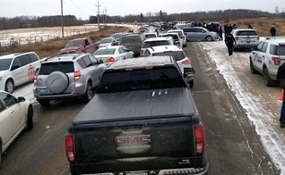 Como os carros foram impedidos de acessar o estacionamento da igreja, acabaram se aglomerando do lado externo do terreno. (Foto: Alberta Press)