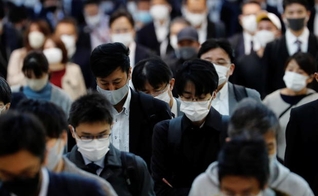 Japoneses caminham pela estação Shinagawa em Tóquio, em meio à pandemia de coronavírus. (Foto: Reuters/Kim Kyung-hoon)