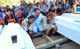 Erik A. Kape, comandante do Exército de Salvação em Palu, consola as viúvas das vítimas do ataque terrorista na Indonésia. (Foto: B1)