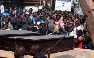 Funeral em massa ocorre após terroristas promoverem massacres em vilas cristãs na Nigéria. (Foto: Reuters)