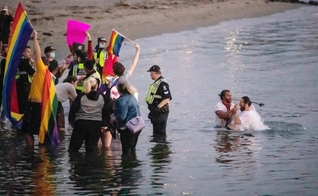 Multidão hostiliza o pregador de rua David Lynn durante batismo na English Bay, em Vancouver, em 31 de agosto de 2020. (Foto: The Canadian Press/Darryl Dyck)