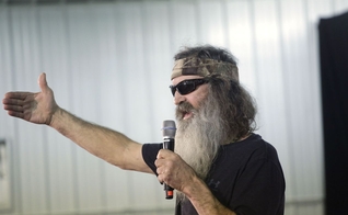 Phil Robertson do Duck Dynasty fala sobre o candidato presidencial republicano Ted Cruz durante um evento de campanha no Johnson County Fairgrounds em 31 de janeiro de 2016 em Iowa City, Iowa. (Foto: Joshua Lott/Getty Images)