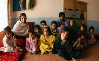 Família da tribo pashtun em sua casa em Cabul, no Afeganistão. (Foto: Bethann Hunt/USAF)