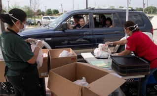 Voluntários entregam refeições por meio do programa organizado pela Universidade Baylor e seus parceiros. (Foto: U.S. Department of Agriculture / Domínio Público)