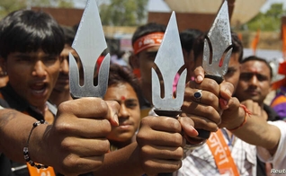 Apoiadores do grupo radical Vishwa Hindu Parishad, na cidade de Ahmedabad, na Índia, em 2013. (Foto: Reuters)