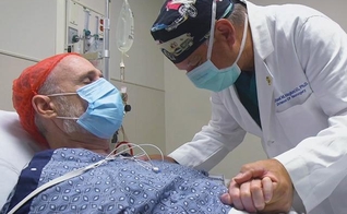 O Dr. Michael Haglund é neurocirurgião do centro médico da Universidade Duke, na Carolina do Norte. (Foto: CBN News)