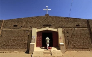Homem adentra igreja nos arredores Cartum, capital do Sudão. (Foto: Reuters/Mohamed Nureldin Abdallah)