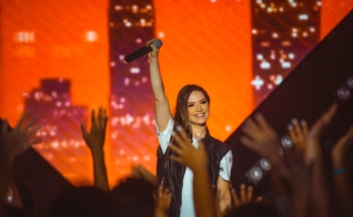 Camila Campos está lançando o EP "Fé, Esperança & Amor" - Vol. 1. (Foto: Rodney Machado)