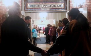 Pessoas deram as mãos para clamar por avivamento em uma igreja batista, na cidade de Savannah, Geórgia, EUA. (Foto: CBN News)