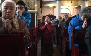 Cristãos chineses participam de momento de adoração em igreja de Pequim. (Foto: Greg Baker/AFP via Getty Images)