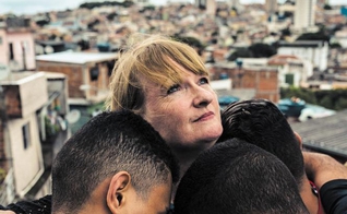 Imagem da capa do livro “Dancing with Thieves”, escrito por Cally Magalhães. (Foto: Divulgação)