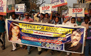 O caso de Arzoo Raja e de tantas outras adolescentes paquistanesas sequestradas e forçadas a um casamento islâmico, tem mobilizado protestos no país. (Foto: Asia News)