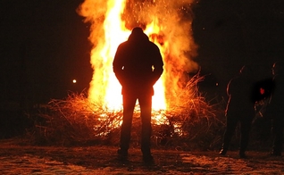 Imagem ilustrativa de homem em frente ao fogo. (Foto: Getty Images/iStockphoto)