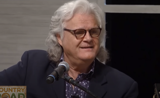 Ricky Skaggs é um conhecido nome da música country nos Estados Unidos. (Imagem: YouTube/Country Road TV)