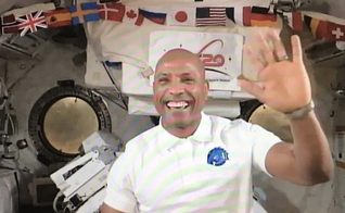 Victor Glover é astronauta e tem compartilhado como a leitura bíblica o fortalece em sua missão no espaço. (Imagem: YouTube / Reprodução)