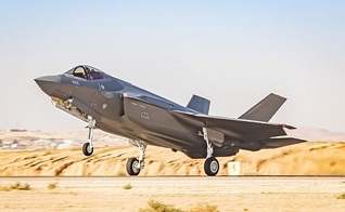 Um caça a jato F-35 na Base Aérea de Nevatim, no sul de Israel, vindo dos Estados Unidos em 14 de julho de 2019. (Imagem: Forças de Defesa de Israel)