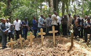 Cristãos enterram vítimas da violência provocada pelo terrorismo, próximo a Beni, na República Democrática do Congo. (Foto: AFP / KUDRA MALIRO via Getty Images)