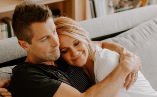 Jeremy e Adrienne Camp estão casados ​​há mais de 17 anos. (Foto: Instagram/Jeremy Camp)