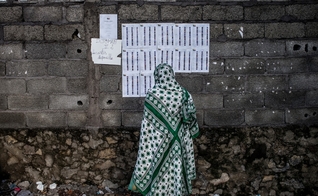 Imagem ilustrativa de uma mulher comoriana em Moroni, capital do país. (Foto: AFP)