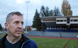 Um distrito escolar dos EUA demitiu o técnico de futebol Joe Kennedy por causa de sua oração. (Foto: Larry Steagall/Kitsap Sun)