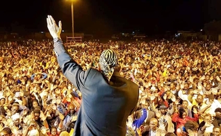 O evangelista Christopher Alam prega para multidões em países da Ásia e África. (Foto: Dynamis World Ministries)