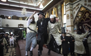 Judeus dançam em uma mesa enquanto celebram a festa de Purim em Jerusalém, em 17 de março de 2014. (Foto: Reuters)