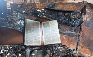 Bíblia foi encontrada intacta nos escombros do incêndio no Armazém Tem Tem. (Foto: JC 24 Horas)