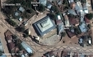 Imagens de satélite revisadas pela Anistia Internacional mostram solo alterado em torno de duas igrejas da Etiópia, indicando um enterro em massa no local. (Foto: Maxar Technologies)