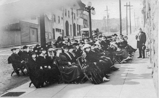 Culto ao ar livre em São Francisco durante a pandemia da Gripe Espanhola, em 1918. (Foto: Reprodução/Twitter/Marina Amaral)