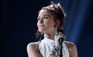 Videoclipe do novo single “Hold on to Me” vai arrecadar fundos para várias entidades de caridade. (Foto: Ethan Miller / Getty Images). 