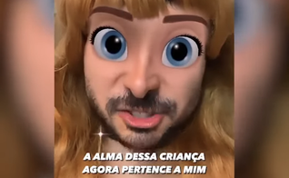 Homem estimula crianças a dar ‘glória a Satã’ em vídeo no TikTok. (Foto: Reprodução/TikTok)