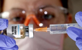 Empresa farmacêutica sediada em Jerusalém irá iniciar testes clínicos para desenvolver a primeira vacina oral da Covid-19. (Foto: Dado Ruvić/Reuters)