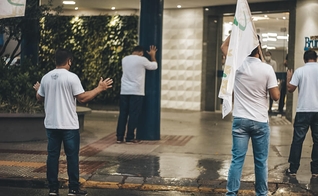 Cristãos oram em frente ao Hospital Bruno Born em Lajeado. (Foto: Facebook/COPEL).
