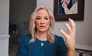 Abigail foi diagnosticada com câncer terminal aos 42 anos. (Foto: YouTube/700 Club Interactive)