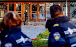 Trabalhadores limpam danos causados por uma explosão na igreja Mieraskerk, perto de Rotterdam, na Holanda. (Foto: Robin Utrecht/ANP/AFP)