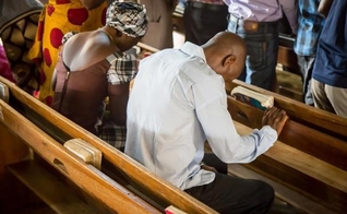 Cristãos em culto na Nigéria. (Foto: Open Doors).