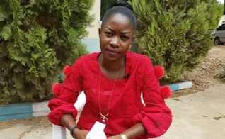 Blessing Kogi, uma jovem cristã da Nigéria que perdeu nove membros da família após um ataque por extremistas islâmicos. 