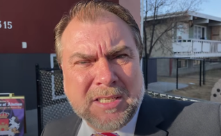 Artur Pawlowski, pastor da Street Church no Canadá, expulsou policiais de sua igreja depois de interromperem um culto de Páscoa sem mandato. (Foto: YouTube/Artur Pawlowski TV)
