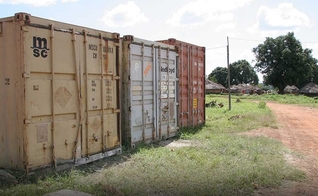 Há muitos prisioneiros vivendo em condições terríveis, dentro de contêineres, por causa de sua fé em Cristo. (Foto: Open Doors/EUA)