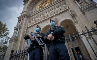 Polícia monta guarda em frente à igreja em Paris, após sequência de ataques terroristas na França. (Foto: Kiran Ridley/Getty Images)