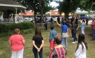 Fiéis em momento de oração em Newcastle, no Texas. (Foto: Christian Hope Church)