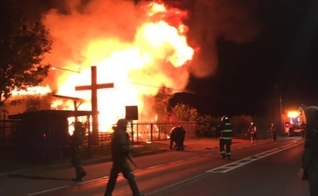 Duas igrejas foram incendiadas na região de La Araucanía, no Chile. (Foto: Twitter/APRA Chile)
