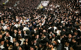 Milhares de judeus ultraortodoxos na festa de Lag Baomer em 29 de abril de 2021. (Foto: David Cohen/Flash90)