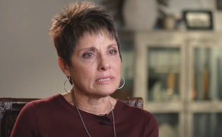 A norte-americana Joanne Moody conta seu testemunho. (Foto: 700 Club Interactive/YouTube)