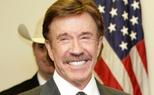 Ator Chuck Norris após um evento no Texas em 2010. (Foto: AP Photo/Tony Gutierrez)