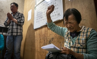 Pequeno grupo de cristãos se reúne para adorar no Leste Asiático. (Foto: International Mission Board)