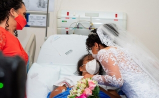 Filha visitou a mãe antes da cerimônia religiosa. (Foto: Stenyo Gurgel Fotógrafo)